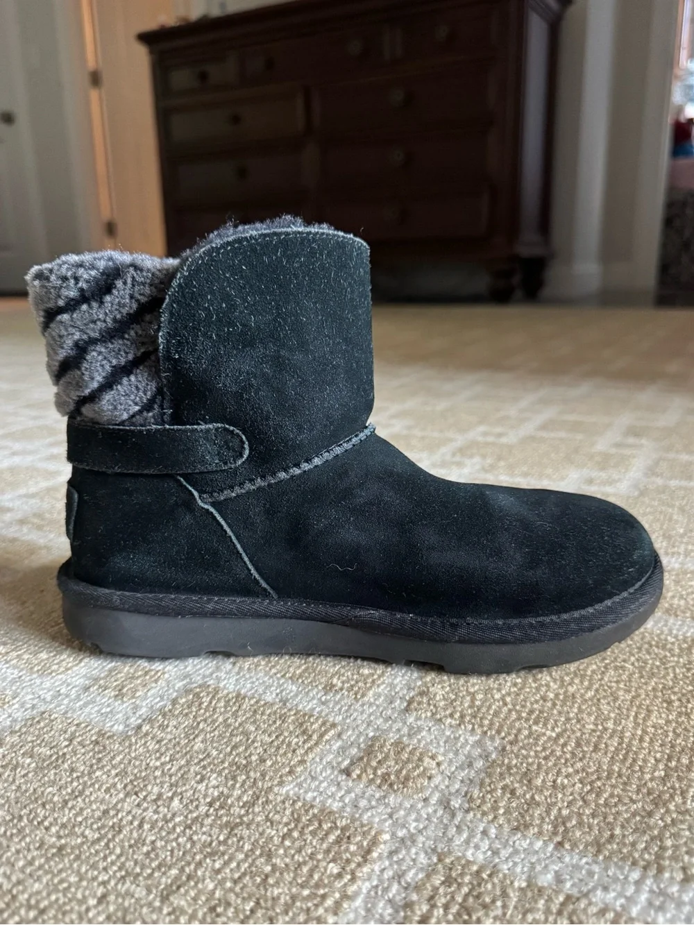UGG Adria Suede Shearling Fur Cuff Ankle Boots Black Gray Girls Size 4